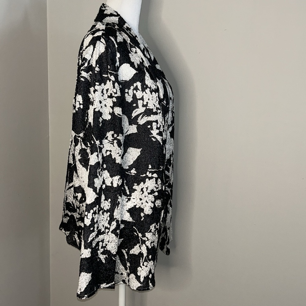 Chico’s Black & White Floral Open Front Cardigan/Jacket | Travel-Friendly | 2 - Picture 6 of 9